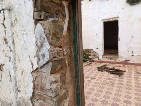 DUAS MORADIAS ISOLADAS - NUM TERRENO DE 1.823 M² - UMA PRONTA A HABITAR - OUTRA PARA REABILITAR OU DEMOLIR - NA ALDEIA DE ALCARIAS GRANDES - AZINHAL - CASTRO MARIM - ALGARVE