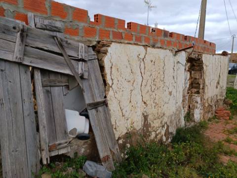 DUAS MORADIAS ISOLADAS - NUM TERRENO DE 1.823 M² - UMA PRONTA A HABITAR - OUTRA PARA REABILITAR OU DEMOLIR - NA ALDEIA DE ALCARIAS GRANDES - AZINHAL - CASTRO MARIM - ALGARVE