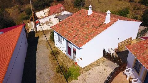 DUAS MORADIAS ISOLADAS - NUM TERRENO DE 1.823 M² - UMA PRONTA A HABITAR - OUTRA PARA REABILITAR OU DEMOLIR - NA ALDEIA DE ALCARIAS GRANDES - AZINHAL - CASTRO MARIM - ALGARVE