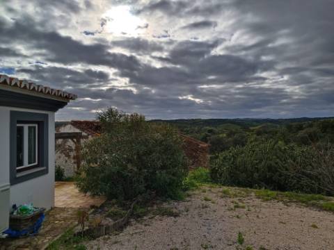 DUAS MORADIAS ISOLADAS - NUM TERRENO DE 1.823 M² - UMA PRONTA A HABITAR - OUTRA PARA REABILITAR OU DEMOLIR - NA ALDEIA DE ALCARIAS GRANDES - AZINHAL - CASTRO MARIM - ALGARVE