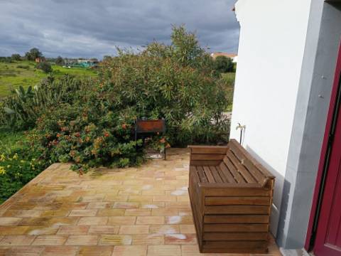 DUAS MORADIAS ISOLADAS - NUM TERRENO DE 1.823 M² - UMA PRONTA A HABITAR - OUTRA PARA REABILITAR OU DEMOLIR - NA ALDEIA DE ALCARIAS GRANDES - AZINHAL - CASTRO MARIM - ALGARVE