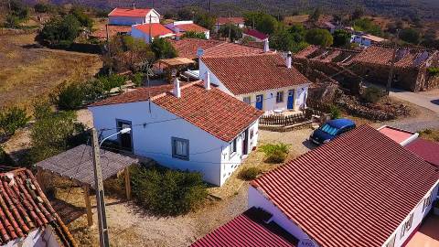 DUAS MORADIAS ISOLADAS - NUM TERRENO DE 1.823 M² - UMA PRONTA A HABITAR - OUTRA PARA REABILITAR OU DEMOLIR - NA ALDEIA DE ALCARIAS GRANDES - AZINHAL - CASTRO MARIM - ALGARVE