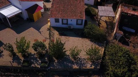 DUAS MORADIAS ISOLADAS - NUM TERRENO DE 1.823 M² - UMA PRONTA A HABITAR - OUTRA PARA REABILITAR OU DEMOLIR - NA ALDEIA DE ALCARIAS GRANDES - AZINHAL - CASTRO MARIM - ALGARVE