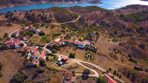 DUAS MORADIAS ISOLADAS - NUM TERRENO DE 1.823 M² - UMA PRONTA A HABITAR - OUTRA PARA REABILITAR OU DEMOLIR - NA ALDEIA DE ALCARIAS GRANDES - AZINHAL - CASTRO MARIM - ALGARVE