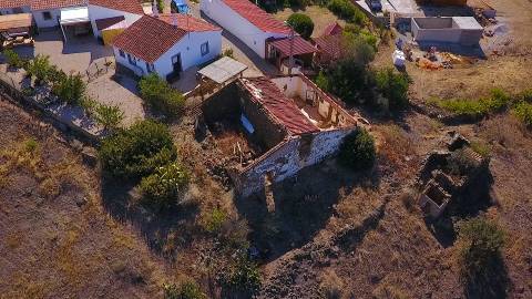 DUAS MORADIAS ISOLADAS - NUM TERRENO DE 1.823 M² - UMA PRONTA A HABITAR - OUTRA PARA REABILITAR OU DEMOLIR - NA ALDEIA DE ALCARIAS GRANDES - AZINHAL - CASTRO MARIM - ALGARVE