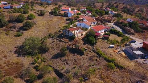 DUAS MORADIAS ISOLADAS - NUM TERRENO DE 1.823 M² - UMA PRONTA A HABITAR - OUTRA PARA REABILITAR OU DEMOLIR - NA ALDEIA DE ALCARIAS GRANDES - AZINHAL - CASTRO MARIM - ALGARVE