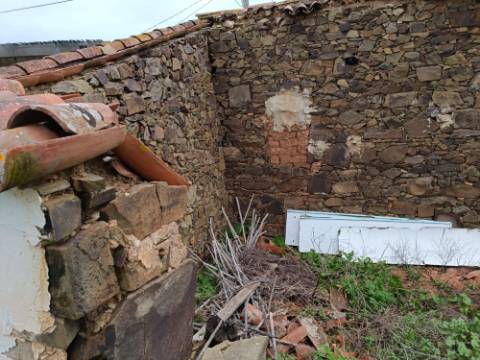 DUAS MORADIAS ISOLADAS - NUM TERRENO DE 1.823 M² - UMA PRONTA A HABITAR - OUTRA PARA REABILITAR OU DEMOLIR - NA ALDEIA DE ALCARIAS GRANDES - AZINHAL - CASTRO MARIM - ALGARVE
