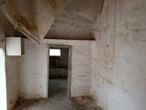 DUAS MORADIAS ISOLADAS - NUM TERRENO DE 1.823 M² - UMA PRONTA A HABITAR - OUTRA PARA REABILITAR OU DEMOLIR - NA ALDEIA DE ALCARIAS GRANDES - AZINHAL - CASTRO MARIM - ALGARVE