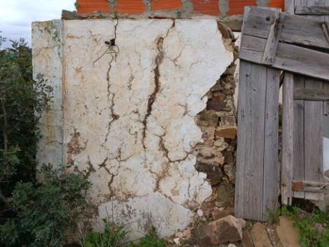 DUAS MORADIAS ISOLADAS - NUM TERRENO DE 1.823 M² - UMA PRONTA A HABITAR - OUTRA PARA REABILITAR OU DEMOLIR - NA ALDEIA DE ALCARIAS GRANDES - AZINHAL - CASTRO MARIM - ALGARVE