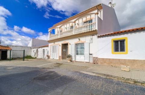 Moradia Mobilada de 2 Pisos com Quintal, BBQ e Deslumbrantes Vistas Mar.