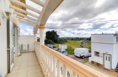 Moradia Mobilada de 2 Pisos com Quintal, BBQ e Deslumbrantes Vistas Mar.