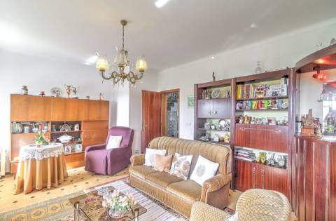 Moradia Independente T3 com 220 m² | Lote de 400 m² | Excelente Exposição Solar | Próxima das Praias e de Espanha