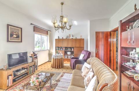 Moradia Independente T3 com 220 m² | Lote de 400 m² | Excelente Exposição Solar | Próxima das Praias e de Espanha