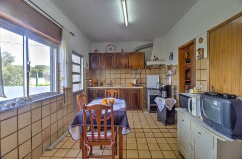 Moradia Independente T3 com 220 m² | Lote de 400 m² | Excelente Exposição Solar | Próxima das Praias e de Espanha