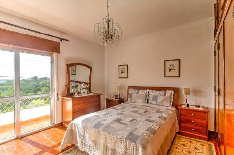 Moradia Independente T3 com 220 m² | Lote de 400 m² | Excelente Exposição Solar | Próxima das Praias e de Espanha