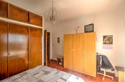 Moradia Independente T3 com 220 m² | Lote de 400 m² | Excelente Exposição Solar | Próxima das Praias e de Espanha