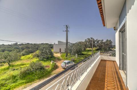 Moradia Independente T3 com 220 m² | Lote de 400 m² | Excelente Exposição Solar | Próxima das Praias e de Espanha