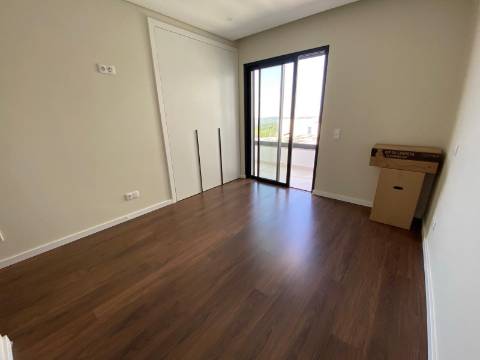Apartamento T3 com terraço privativo em Loulé