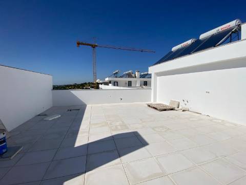 Apartamento T3 com terraço privativo em Loulé