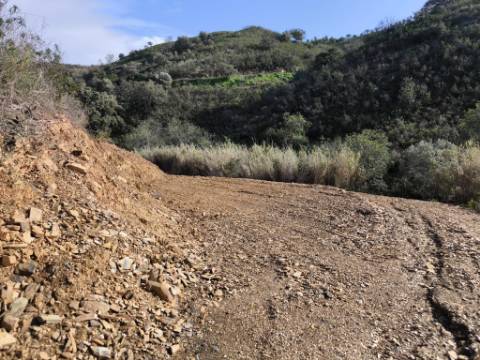 TERRENO RÚSTICO COM 29.400 M² - COM POÇO - LINHA DE ÁGUA - PARTE PLANA - PRÓXIMO A ALDEIA DA CORTE DO GAGO - AZINHAL EM CASTRO MARIM - ALGARVE