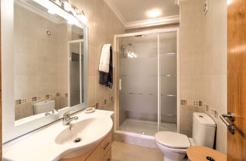 Duplex Premium com Garagem Privativa e Vista Deslumbrante sobre o Rio Guadiana
