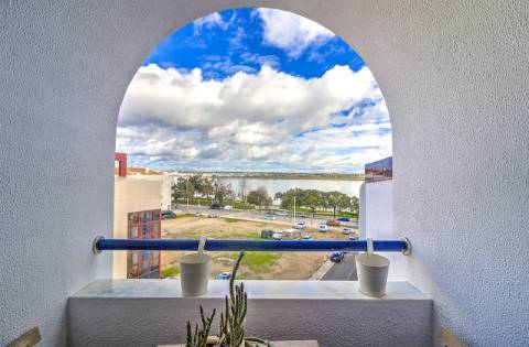 Duplex Premium com Garagem Privativa e Vista Deslumbrante sobre o Rio Guadiana