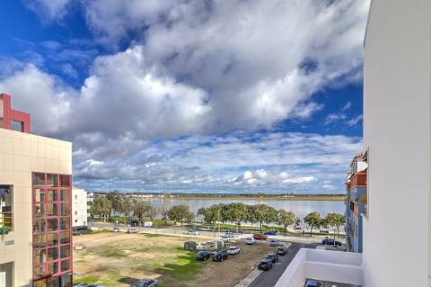 Duplex Premium com Garagem Privativa e Vista Deslumbrante sobre o Rio Guadiana