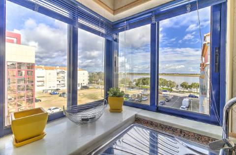 Duplex Premium com Garagem Privativa e Vista Deslumbrante sobre o Rio Guadiana