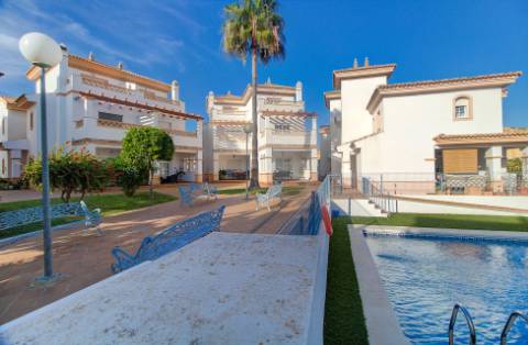 Excelente moradia V5 situada em condomínio privado com piscina, amplos jardins e lugar de estacionamento.