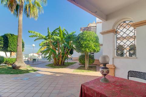 Excelente moradia V5 situada em condomínio privado com piscina, amplos jardins e lugar de estacionamento.