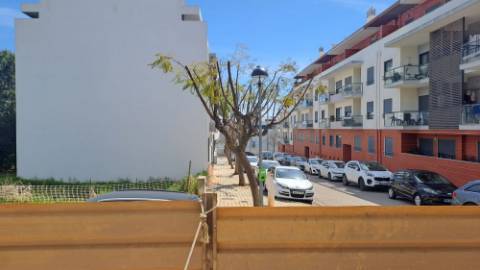 Apartamento T2 r/c elevado com linhas direitas em Tavira