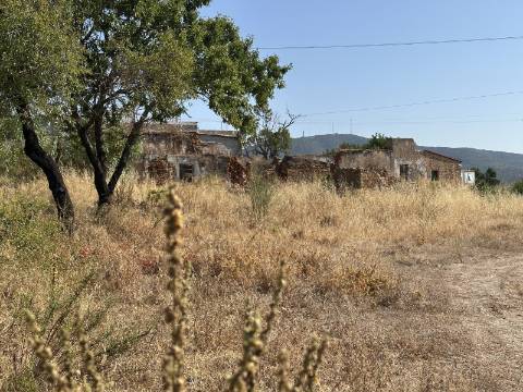 Terreno com 2407m2 com projeto aprovado para moradia térrea T3
