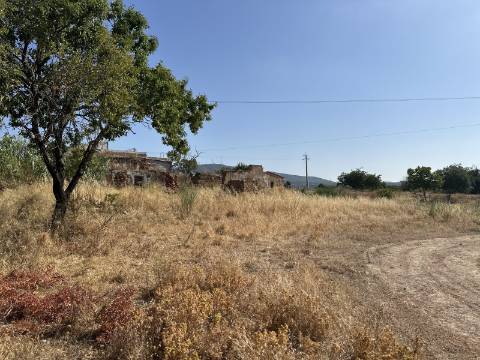 Terreno com 2407m2 com projeto aprovado para moradia térrea T3