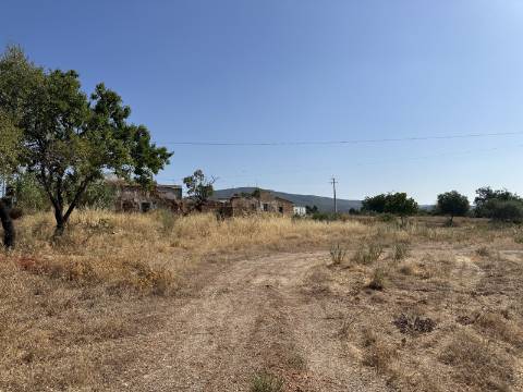 Terreno com 2407m2 com projeto aprovado para moradia térrea T3