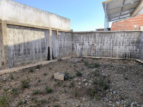 TERRENO URBANO COM 118 M² COM PROJECTO APROVADO PARA CONSTRUÇÃO DE MORADIA T2 NO CENTRO DA JUNQUEIRA - CASTRO MARIM - ALGARVE