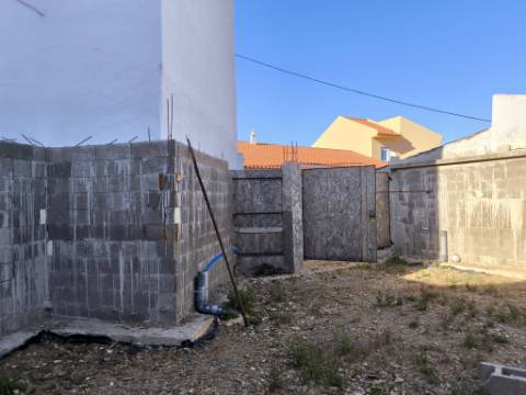 TERRENO URBANO COM 118 M² COM PROJECTO APROVADO PARA CONSTRUÇÃO DE MORADIA T2 NO CENTRO DA JUNQUEIRA - CASTRO MARIM - ALGARVE