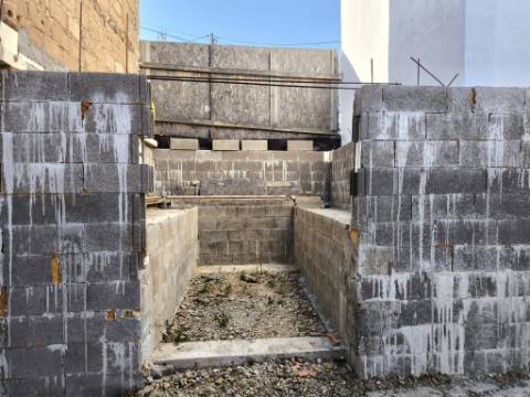TERRENO URBANO COM 118 M² COM PROJECTO APROVADO PARA CONSTRUÇÃO DE MORADIA T2 NO CENTRO DA JUNQUEIRA - CASTRO MARIM - ALGARVE