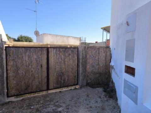 TERRENO URBANO COM 118 M² COM PROJECTO APROVADO PARA CONSTRUÇÃO DE MORADIA T2 NO CENTRO DA JUNQUEIRA - CASTRO MARIM - ALGARVE