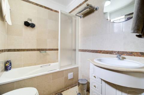 Apartamento T2 com vistas panorâmicas sobre o rio e o oceano