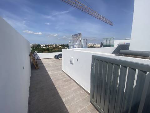 Apartamento T1 em Olhão, com terraço privativo e piscina.