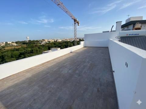 Apartamento T1 em Olhão, com terraço privativo e piscina.