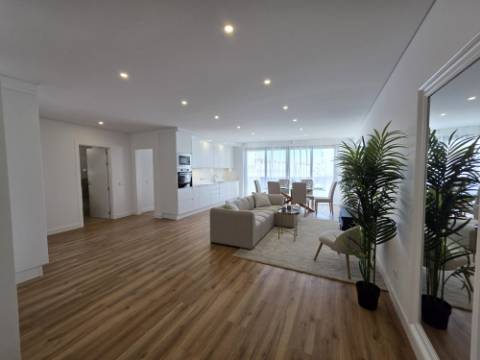 Apartamento T2 novo com garagem box no centro de Olhão.