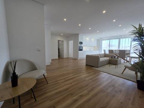 Apartamento T2 novo com garagem box no centro de Olhão.