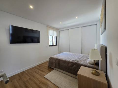 Apartamento T2 novo com garagem box no centro de Olhão.