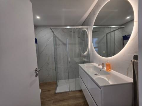 Apartamento T2 novo com garagem box no centro de Olhão.