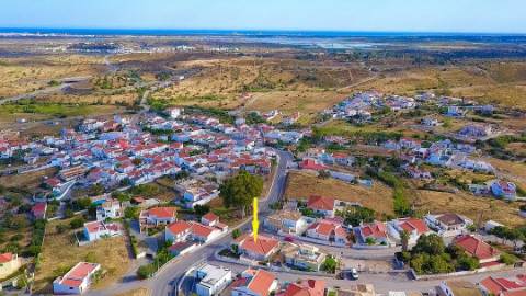 Elegante moradia T3 totalmente mobilada, com garagem privativa, amplos terraços, zona de BBQ, cave versátil e jardins envolventes pensada para quem valoriza conforto e qualidade de vida.