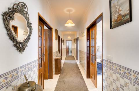 Elegante moradia T3 totalmente mobilada, com garagem privativa, amplos terraços, zona de BBQ, cave versátil e jardins envolventes pensada para quem valoriza conforto e qualidade de vida.