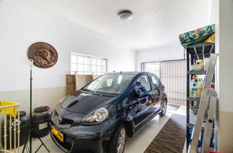 Elegante moradia T3 totalmente mobilada, com garagem privativa, amplos terraços, zona de BBQ, cave versátil e jardins envolventes pensada para quem valoriza conforto e qualidade de vida.