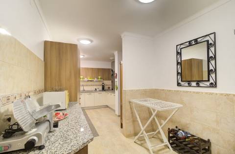 Elegante moradia T3 totalmente mobilada, com garagem privativa, amplos terraços, zona de BBQ, cave versátil e jardins envolventes pensada para quem valoriza conforto e qualidade de vida.