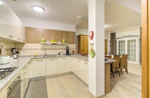 Elegante moradia T3 totalmente mobilada, com garagem privativa, amplos terraços, zona de BBQ, cave versátil e jardins envolventes pensada para quem valoriza conforto e qualidade de vida.